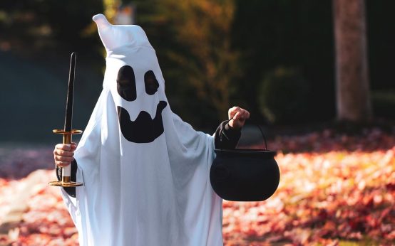 Halloween, Geist mit Schwert und Kessel treibt Süßes und Saures ein.