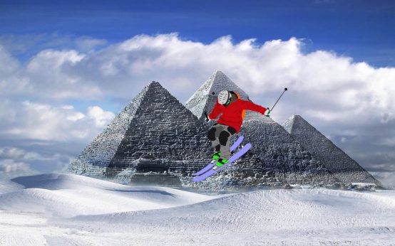 Ein Skifahrer in der Wüste beim Ski fahren-