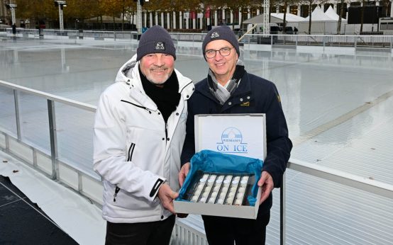 Andreas Steinbauer und Jürgen Brand stellen die Wiesbaden on Ice-Praline vor.