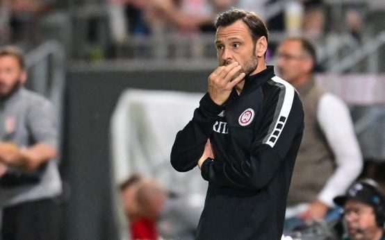 Nils Böring am Spielfeldrand.
