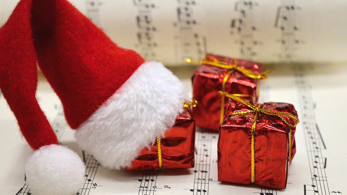 Noten, kleine Geschenke und eine Nikolausmütze: Weihnachtssingen auf dem Dern'schen Gelände
