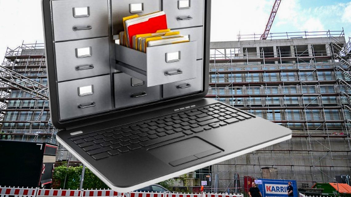 Baustelle im Hintergrund und Laptop im Vordergrund: Der hybride Bauantrag startet.