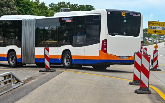 Bus auf Autobahn, nicht am Schiersteiner Kreuz. Symbolfoto
