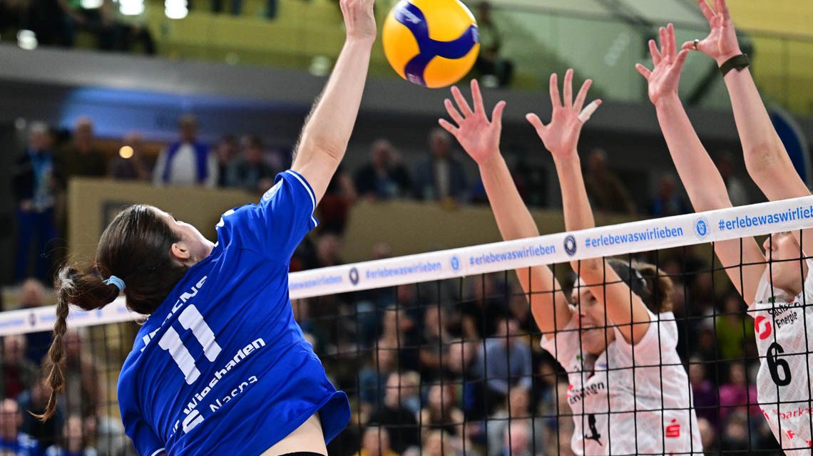 Celine Jebens (vC Wiesbaden) im Hinspiel gegen Dresden im Angriff