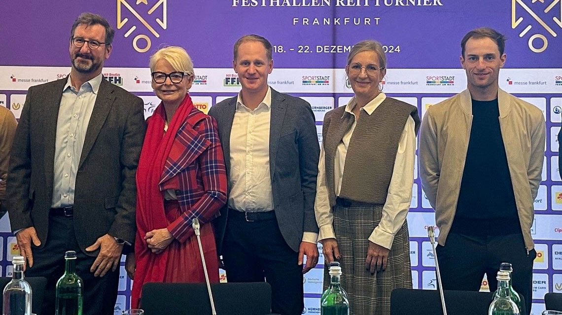 einsame Freude aufs Festhallen Reitturnier 2024: Andrea Marchese (Springreiter ITA), Dr. Andreas Franken (Mitglied des Vorstand DVAG), Ann Katrin Linsenhoff, Matthias Alexander Rath (Veranstalter), Ina Hauck (Stadträtin), Richard Vogel (Springreiter), Sönke Rothenberger (Dressurreiter)