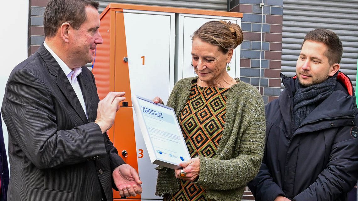 Re-Audit Vorbildlich Mobil, Jörg Brömer (Präsident IHK Wiesbaden) überreicht Marion Hebding (Geschäftsführerin ESWE Verkehr) das Zertifikat, Simon Lietz (BMM ESWE Verkehr)