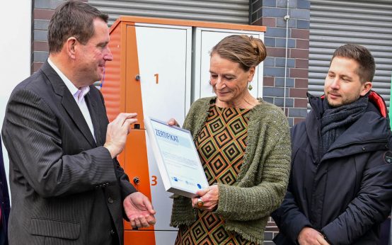 Re-Audit Vorbildlich Mobil, Jörg Brömer (Präsident IHK Wiesbaden) überreicht Marion Hebding (Geschäftsführerin ESWE Verkehr) das Zertifikat, Simon Lietz (BMM ESWE Verkehr)