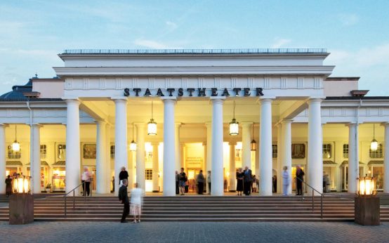 Hessische Staatstheater Wiesbaden, Frontansicht an einem Theaterabend der Spielzeit 2024.2025.