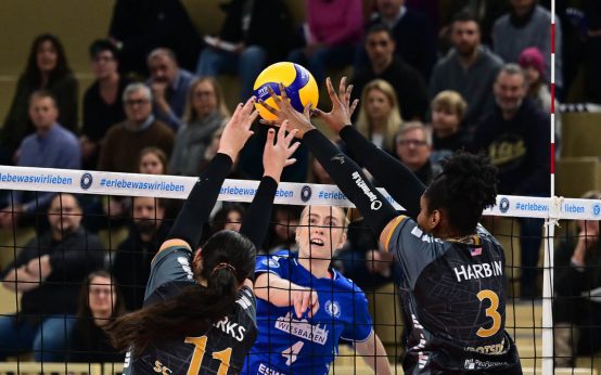 Tanja Großer im Angriff, der Ball gibt im Block hängen, führt aber am ende dennoch zum Punkt für Wiesbaden.