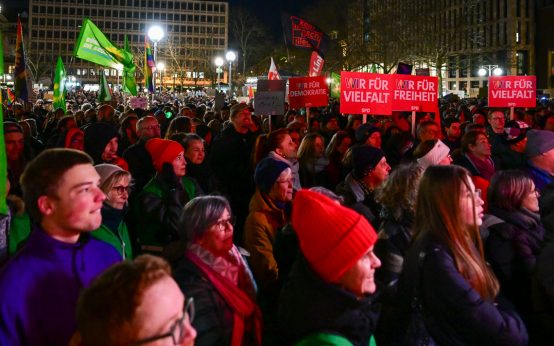 Wir sind die Brandmauer, Demonstration gegen rechts in Wiesbadne.
