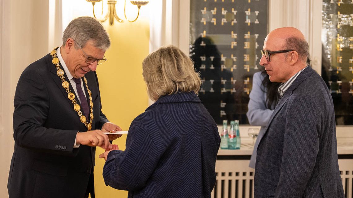 Einbürgerungsfeier im Festsaal des Rathauses.