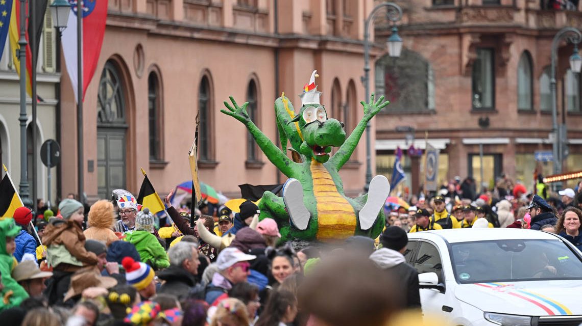 Fastnachtsumzug in Wiesbaden, der Straßenkarneval hat begonnen.