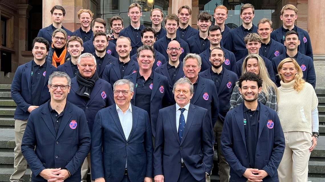 Alexander Kamp (sportlicher Leiter Hockeyabteilung), Till Kowalczek (Leiter Hockeyabteilung), Oberbürgermeister Gert-Uwe Mende und Stefan Blöcher. ©2025 Stadt Wiesbaden
