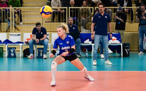 Rene Sain kann dem Ball nur noch nachschauen.