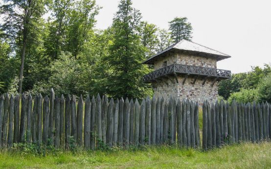 Museumtag, Rekonstruierter Wachturm Wp 3/15 des Limes nahe dem Kastel Zugmantel im Taunus.