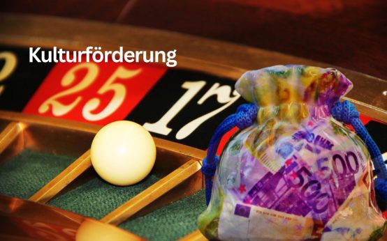 Roulette-Tisch mit Geldsack und Hinweis auf Kulturförderung. Fördermittel.