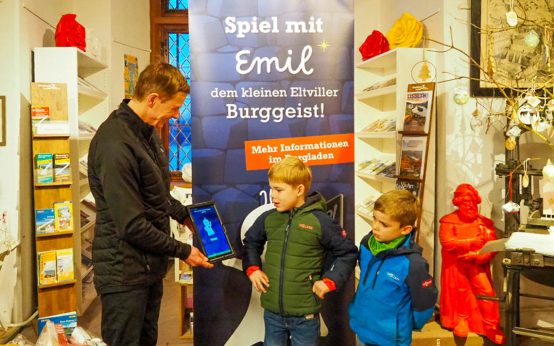 Thomas März vom Burg- und Gutenbergverein erklärt den kleinen Burggästen Silas und Matteo, wie EMIL funktioniert.