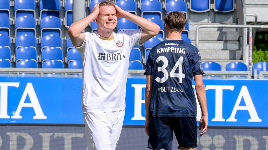 Florian Carstens im Spiel gegen Unterhaching. Die Erkenntnis, ein Innenverteidiger ist nicht wirklich ein Stürmer.