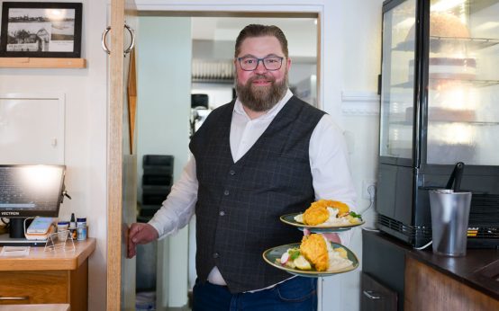 Marc Waidlich serviert Backfisch mit Kartoffelsalat.