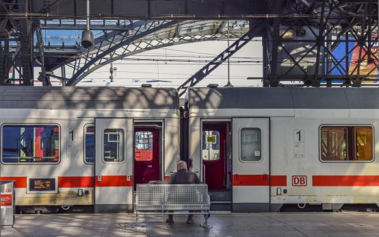 Mit der bahn ins Ausland fahren.