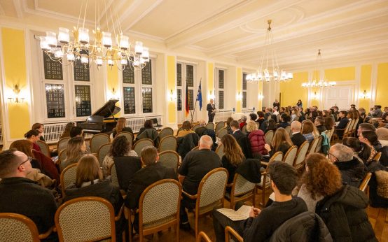 Gut besuchter Festsaal im Rathaus Wiesbaden, Symbolfoto.