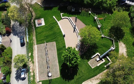 Ein Ort für alle Generationen: Kinder erobern die grüne Arena im neugestalteten Spielplatz „In den langen Ruten“ – mit neuen Spielangeboten und viel Platz zum Verweilen.