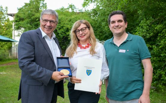 OB Gert-Uwe Mende, Kulturdezernent Dr. Hendrik Schmehl überreichen der Direktorin der vhs Wiesbaden Dr. Stephanie Dreyfürst die Goldene Stadtplakette ©2025 Volker Watschounek