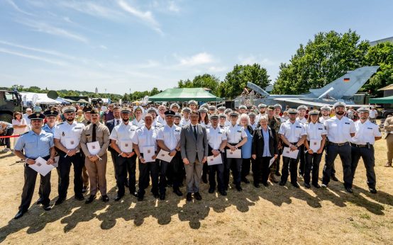 Zivilcourage: Der Hessische Ministerpräsident Boris Rhein mit den Geehrten beim Auszeichnungsappell. Foto: Peter Jülich / Hessische Staatskanzlei