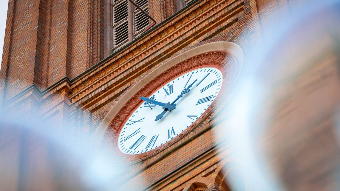 Turmuhr Wiesbaden Marktkirche ist stehen geblieben.