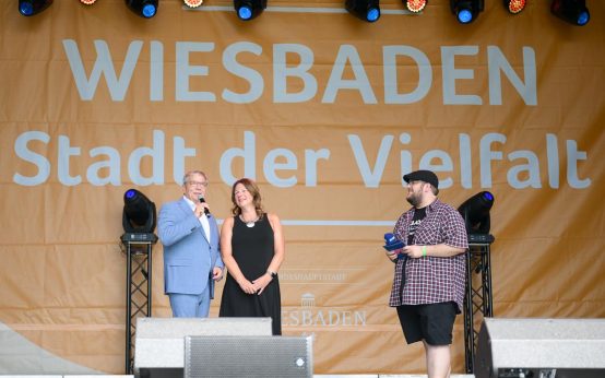 OB Gert-Uwe mende und Christiane Hinninger eröffnen das Wilhelstraßenfest.