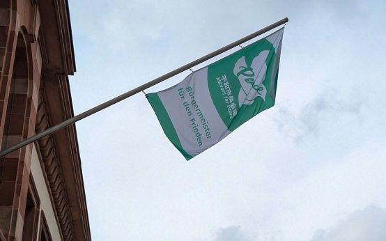 Am Rathaus weht am 8. Juli die Friedensflagge: Wiesbaden zeigt Flagge für nukleare Abrüstung – als Teil des weltweiten Netzwerks Mayors for Peace.