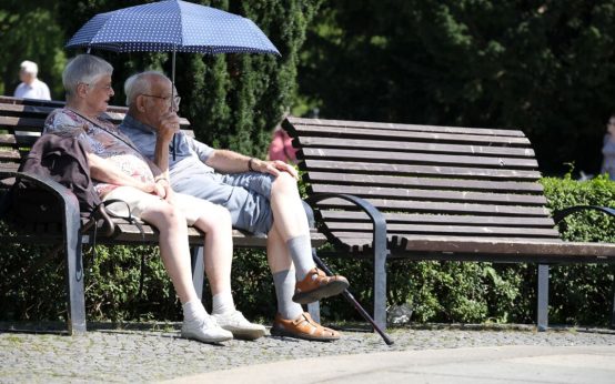 Hitze in der Stadt, Menschen suchen kühle Orte.