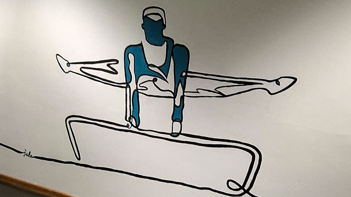 Schülerinnen und Schüler der Gutenbergschule bemalten den Flur der Sporthalle am 2. Ring – ein öffentliches Kunstwerk über Bewegung und Zusammenhalt. ©2025 Wochenvideo GUM