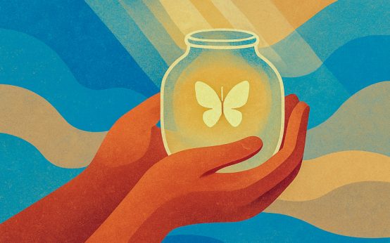Behutsame Hilfe: Die Hände stehen für medizinische Unterstützung, das Glasgefäß für verletzliche Schutzbedürftigkeit. Der Schmetterling symbolisiert Hoffnung und Wandlung – das Licht weist den Weg zu Sicherheit und Selbstbestimmung.