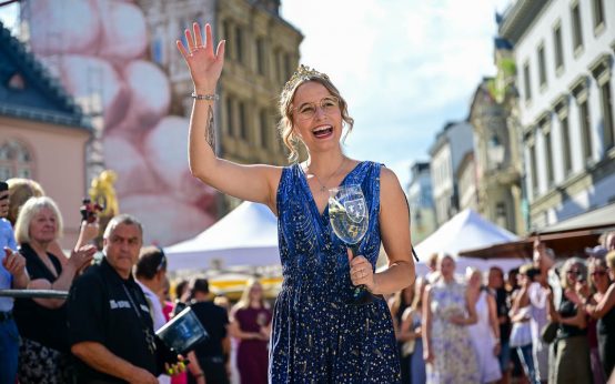 Wiesbadens Weinkönigin Annkathrin Dötsch eröffnet zusammen mit 23 Weinmajestäten, OB Gert-.Uwe Mende und Bürgermeisterin Christane Hinninger die 48. Rheingauier Weinwoche.