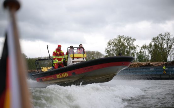 Das Rettungsboot der DLRG Wiesbaden im Einsatz auf dem Rhein: Ein Schwimmer wurde rechtzeitig aus der Strömung geborgen.