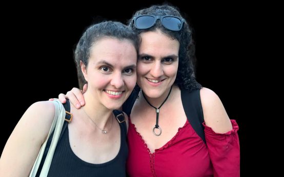 Kiveli Dörken und ihre Schwester Danae (links).