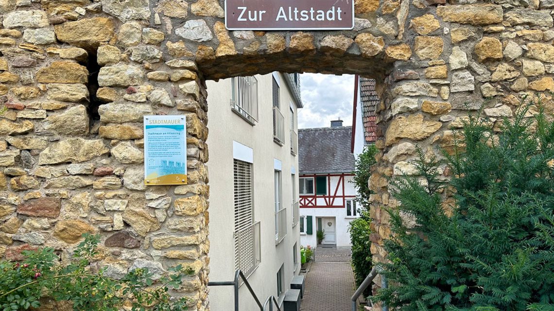 Neue Beschilderung an der historischen Stadtmauer am Kiliansring.
