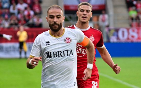 Fatih Kaya setzt sich im Zweikampf durch.