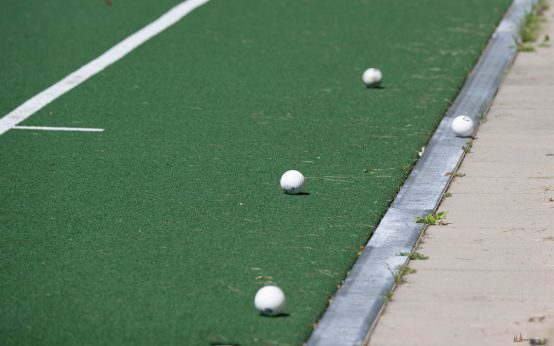 Feldhockey, Bälle liegen beim Training außerhalb des Feldes.