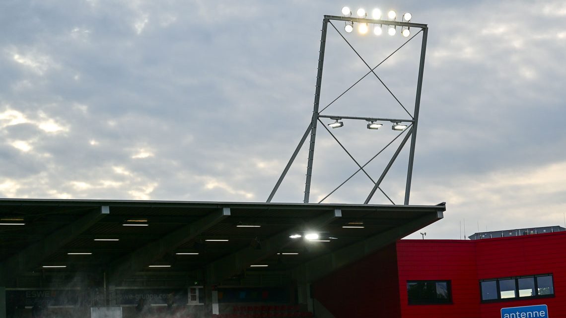 Flutlichtspiel in der Brita Arena. Der SV Wehen Wiesbaden empfängt Rot-Weiß Essen.