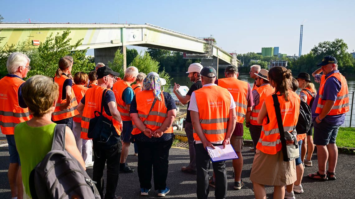 Führung im Industriepark InfraServ und Blick auf die Petersaue.