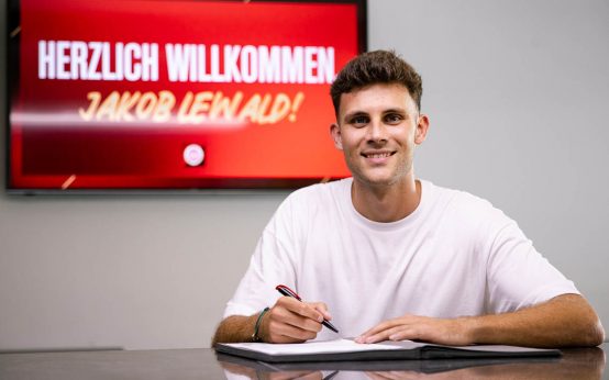 Jakob Lewald unterzeichnet seinen Vertrag.