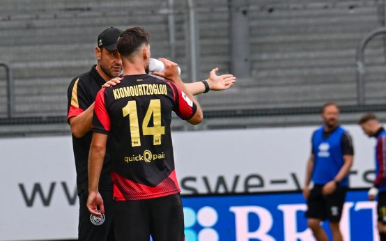 Kimourtzolgou am Seitenrand, im Gespräch mit Trainer Nils Döring