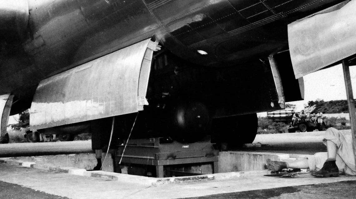 „Little Boy“ wird in den Bombenschacht der Enola Gay gehoben