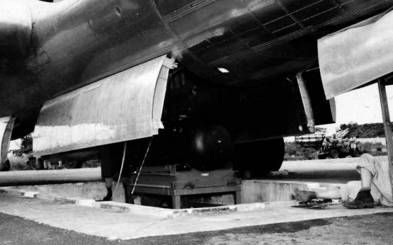 „Little Boy“ wird in den Bombenschacht der Enola Gay gehoben