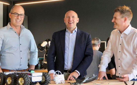 Minister Manfred Pentz hat heute im Rahmen seiner Sommerreise das Projekt makeIT.