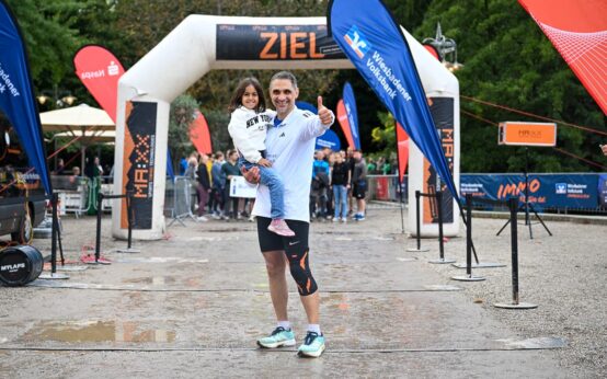 FILIPPO LAISA läuft alleine mehr als 170 Runden. Hier im Ziel, mit Tochter auf dem Arm.