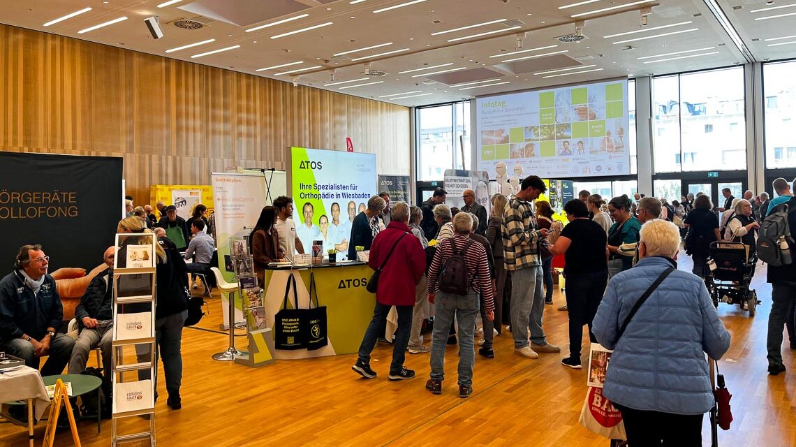 Besucher testen moderne Medizintechnik beim Infotag Gesundheit im Rhein-Main Congress-Center Wiesbaden – hier am Stand der ATOS Klinik.