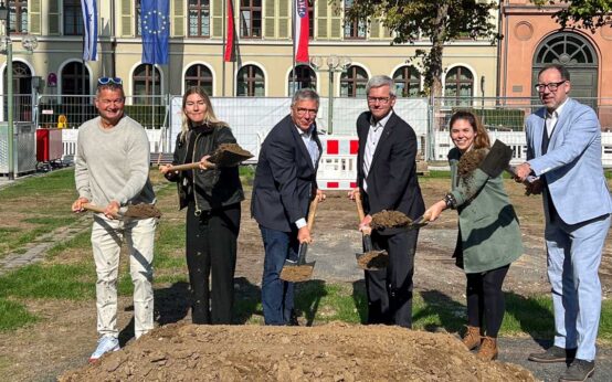 Ortsvorsteher Guido Haas, stellvertretende Stadtverordnetenvorsteherin Nele Siedenburg, Oberbürgermeister Gert-Uwe Mende, Baudezernent Andreas Kowol, Lyn Gramenz von dem bauausführenden Unternehmen und Stadtkonservator Martin Horsten beim symbolischen Spatenstich auf dem Schlossplatz.